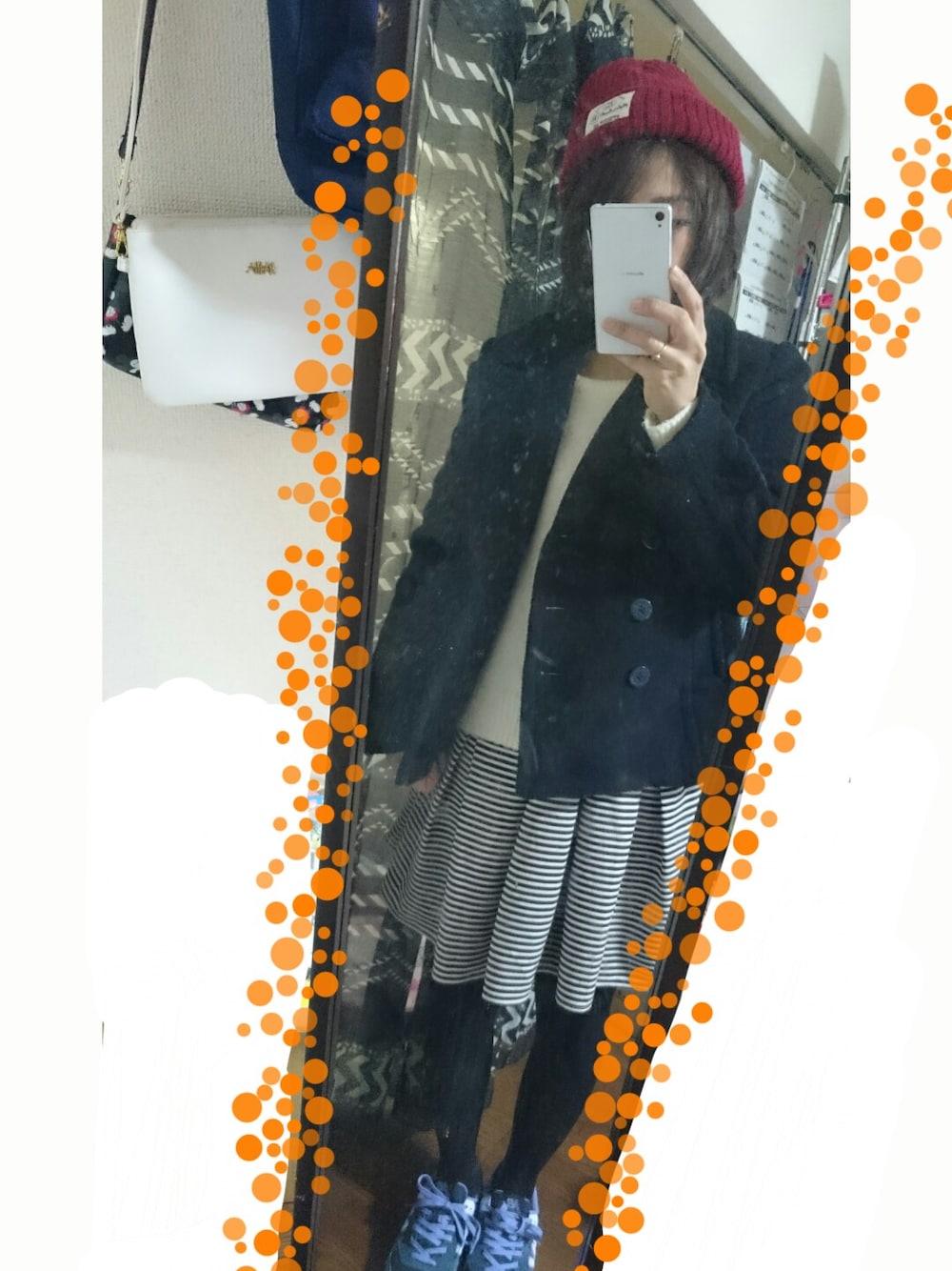 「3coinsのアイテム（ニットキャップ/ビーニー、レッド系）」を使った、ayupon さん（レディース・152cm）の冬コーディネートの1枚目の写真