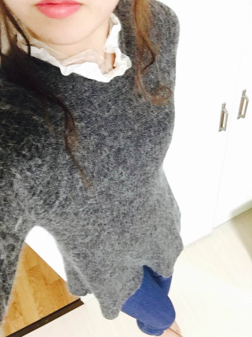 グレー系のワンピース、ブルー系のデニムパンツ、その他のその他を着用したレディースの秋コーディネートの1枚目の写真