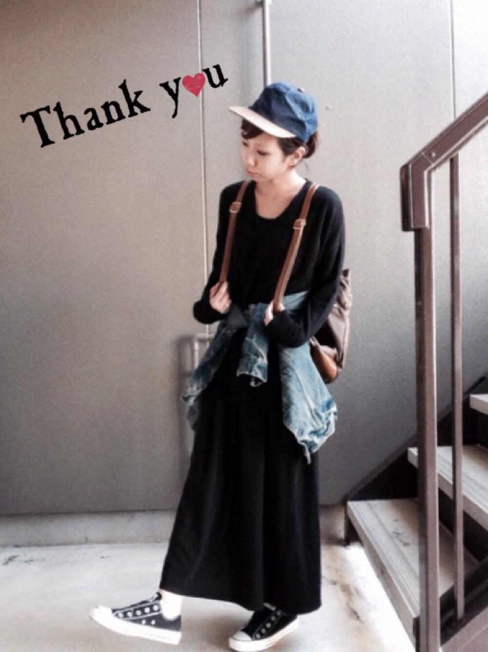 ブルー系のデニムジャケット、ブラック系のスリッポン、ベージュ系のキャップを着用したレディースの秋コーディネートの1枚目の写真