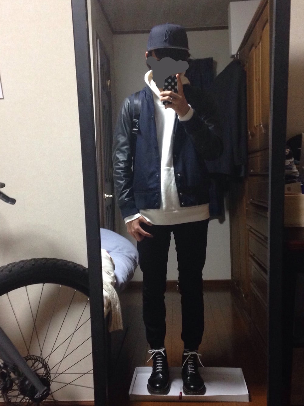 「スタジャン、NEW ERA、Dr.Martens、白パーカー、黒スキニー」｜「HAREのアイテム（スタジャン、ブラック系）」を使った、stirrupさん（メンズ・176cm）の冬コーディネートの1枚目の写真