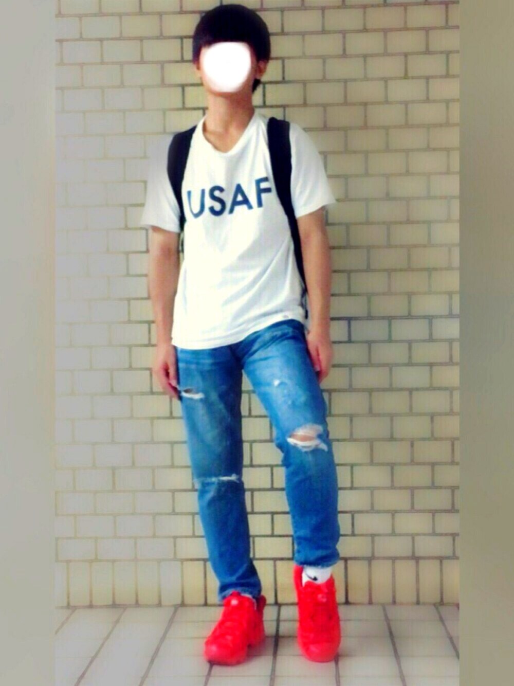 レッド系のスニーカー、ホワイト系のTシャツ/カットソー、ブラック系のバックパック/リュックを着用したメンズの秋コーディネートの1枚目の写真