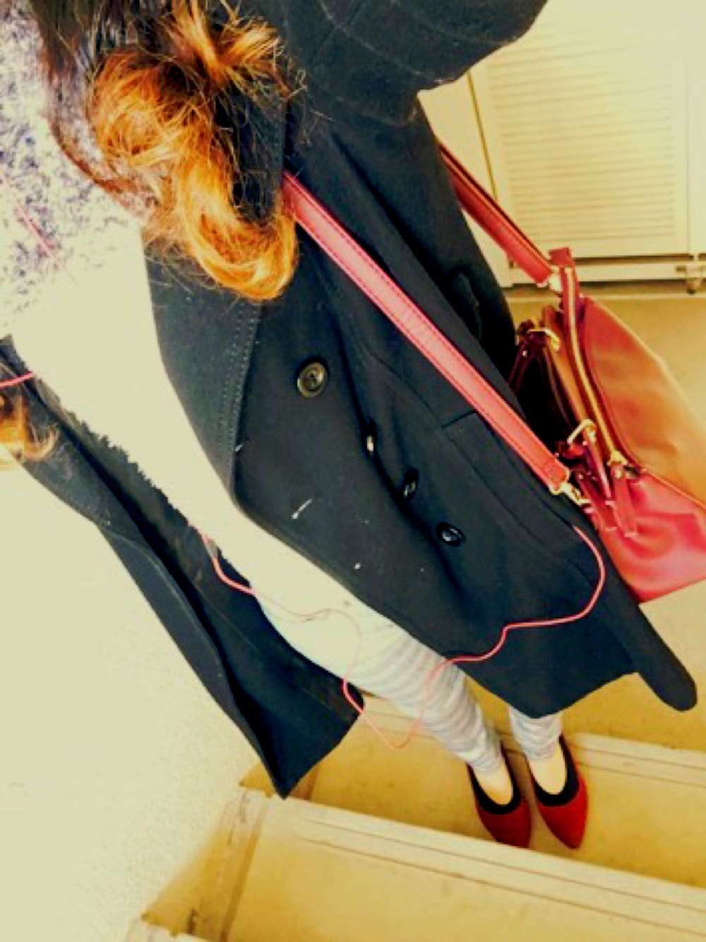 「大人カジュアル、パンツスタイル、スキスキスキニー、earth music&ecology、Ehyphenworldgallery、赤、ootd、outfit」｜「E hyphen world galleryのゴマファースヌード（ストール/ショール、グレー系）」を使った、Mammiさん（レディース・160cm）の冬コーディネートの1枚目の写真
