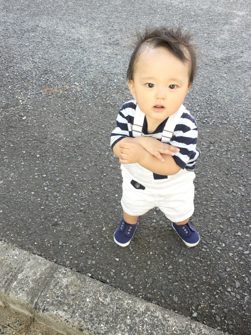 「オーバーオール、白サロペット、夏コーデ、夏、シンプル、ボーダー、お散歩♪、スニーカー」｜「babyGAPのアイテム（Tシャツ/カットソー、ブラック系）」を使った、tatsusouさん（キッズ・80cm）の夏コーディネートの1枚目の写真
