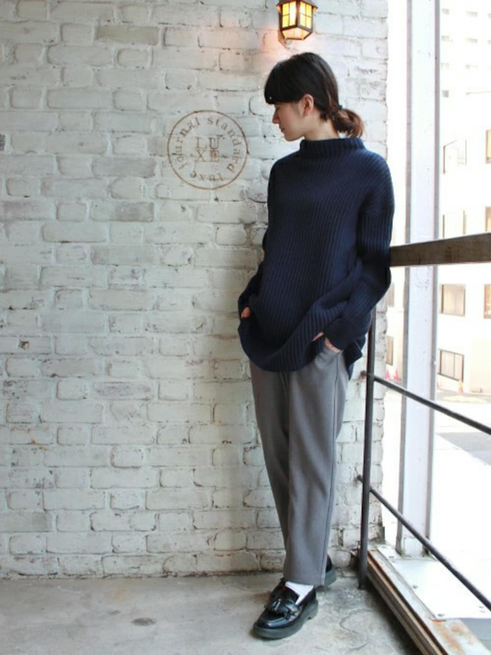 ブルー系のニット/セーター、グレー系のその他パンツを着用したレディースの冬コーディネートの1枚目の写真