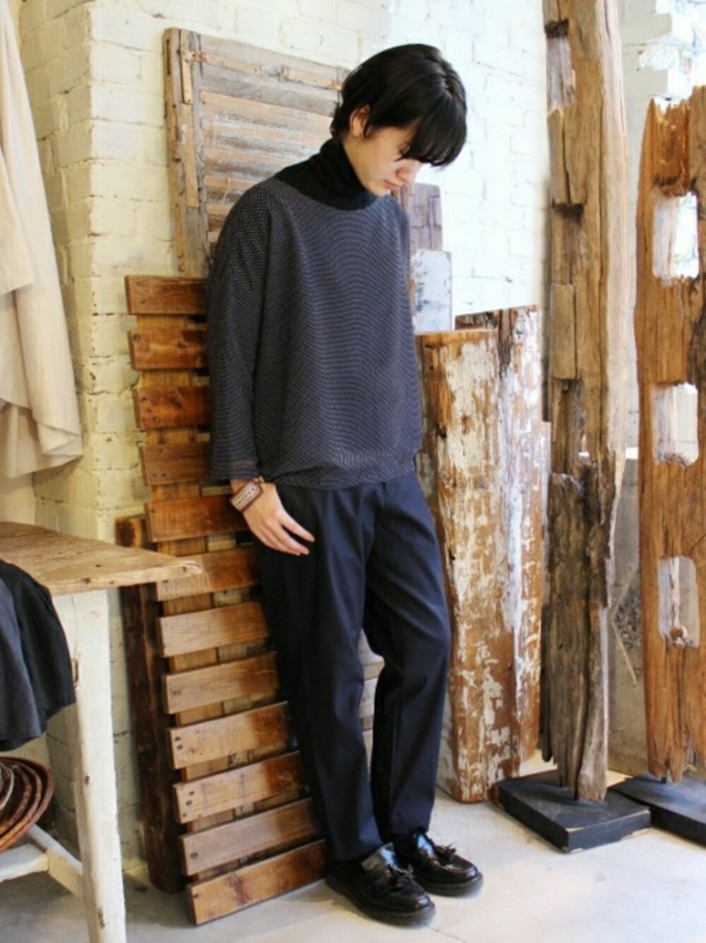 ブルー系のその他パンツ、ブルー系のシャツ/ブラウスを着用したレディースの冬コーディネートの1枚目の写真