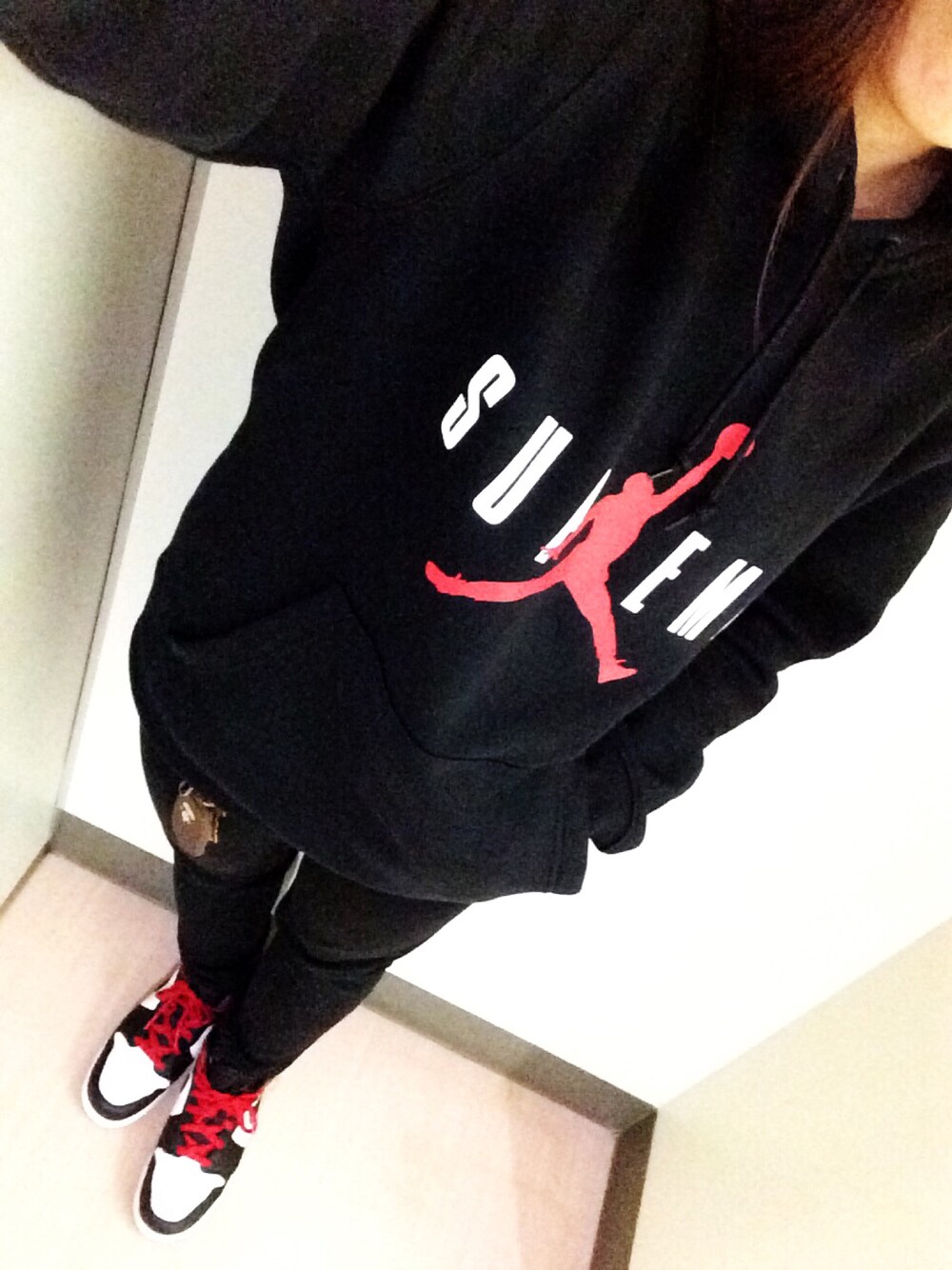 「supreme、シュプリーム、Jordan、AIR JORDAN、jordan1、abathingape」｜「Supreme のアイテム（パーカー、ブラック系）」を使った、ミニーさん（レディース・151cm）の秋コーディネートの1枚目の写真