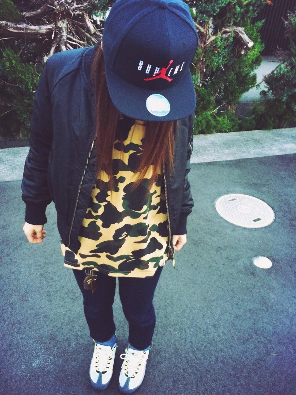 「abathingape、supreme、シュプリーム、Jordan、NIKE、airmax、airmax95、エアマックス、ootd、outfit」｜「Supreme のアイテム（キャップ、ブラック系）」を使った、ミニーさん（レディース・151cm）の秋コーディネートの1枚目の写真