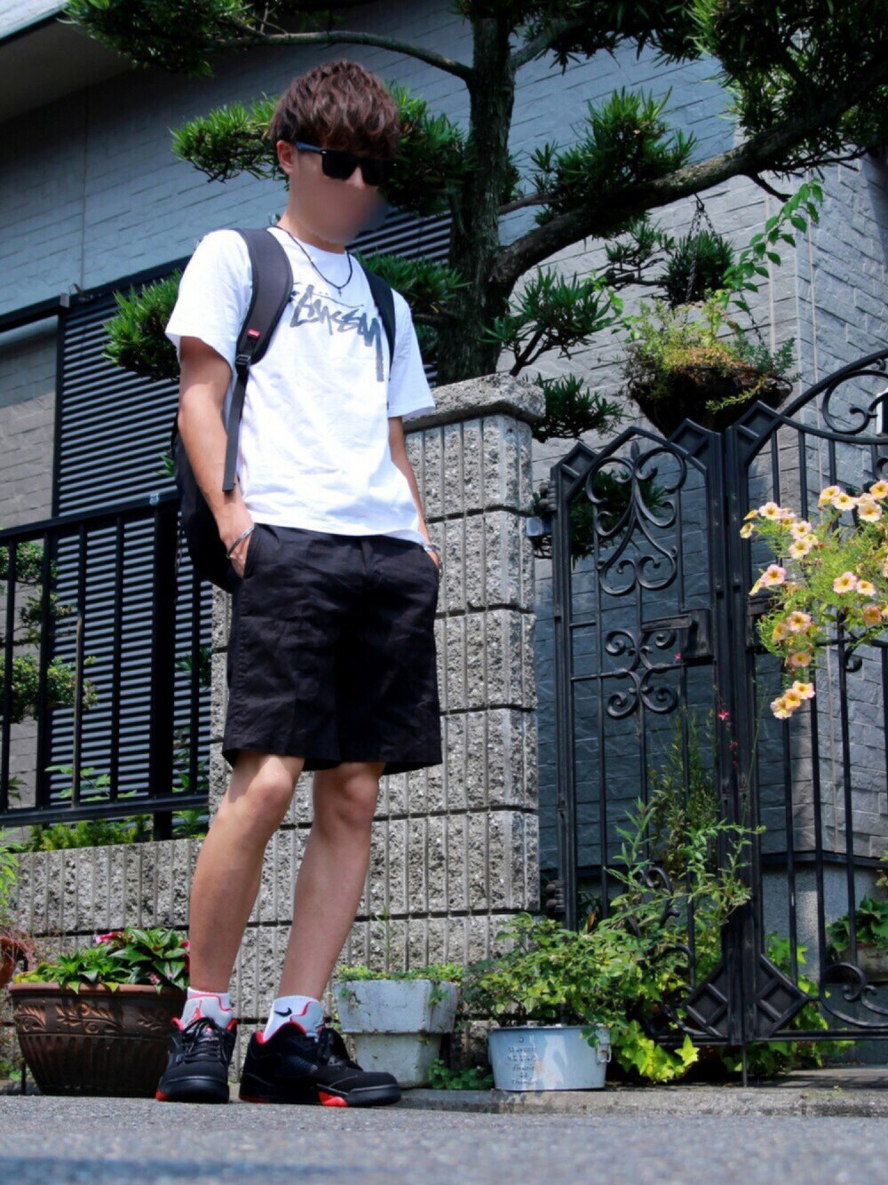 「ストリート、あしもと倶楽部、AIR JORDAN、サングラス、夏、supreme、stussy、モノトーン」｜「WEGOのWEGO/ウェリントンタイプサングラス（サングラス、ブラック系）」を使った、ゆすけさん（メンズ・175cm）の夏コーディネートの1枚目の写真