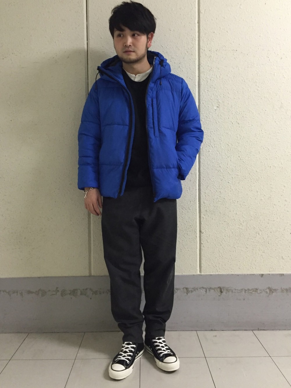 ブルー系のダウンジャケット/コート、ホワイト系のシャツ/ブラウス、ブラック系のTシャツ/カットソーを着用したメンズの冬コーディネートの1枚目の写真