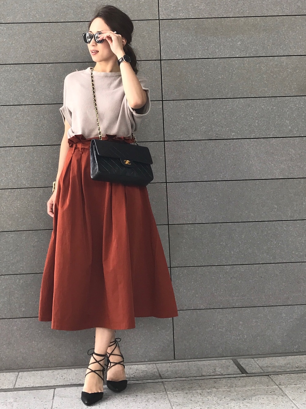 「秋のコーデ、テラコッタ、シンプル、ママコーデ、レースアップシューズ」｜「ZARAのアイテム（スカート、オレンジ系）」を使った、yuさん（レディース・153cm）の秋コーディネートの1枚目の写真