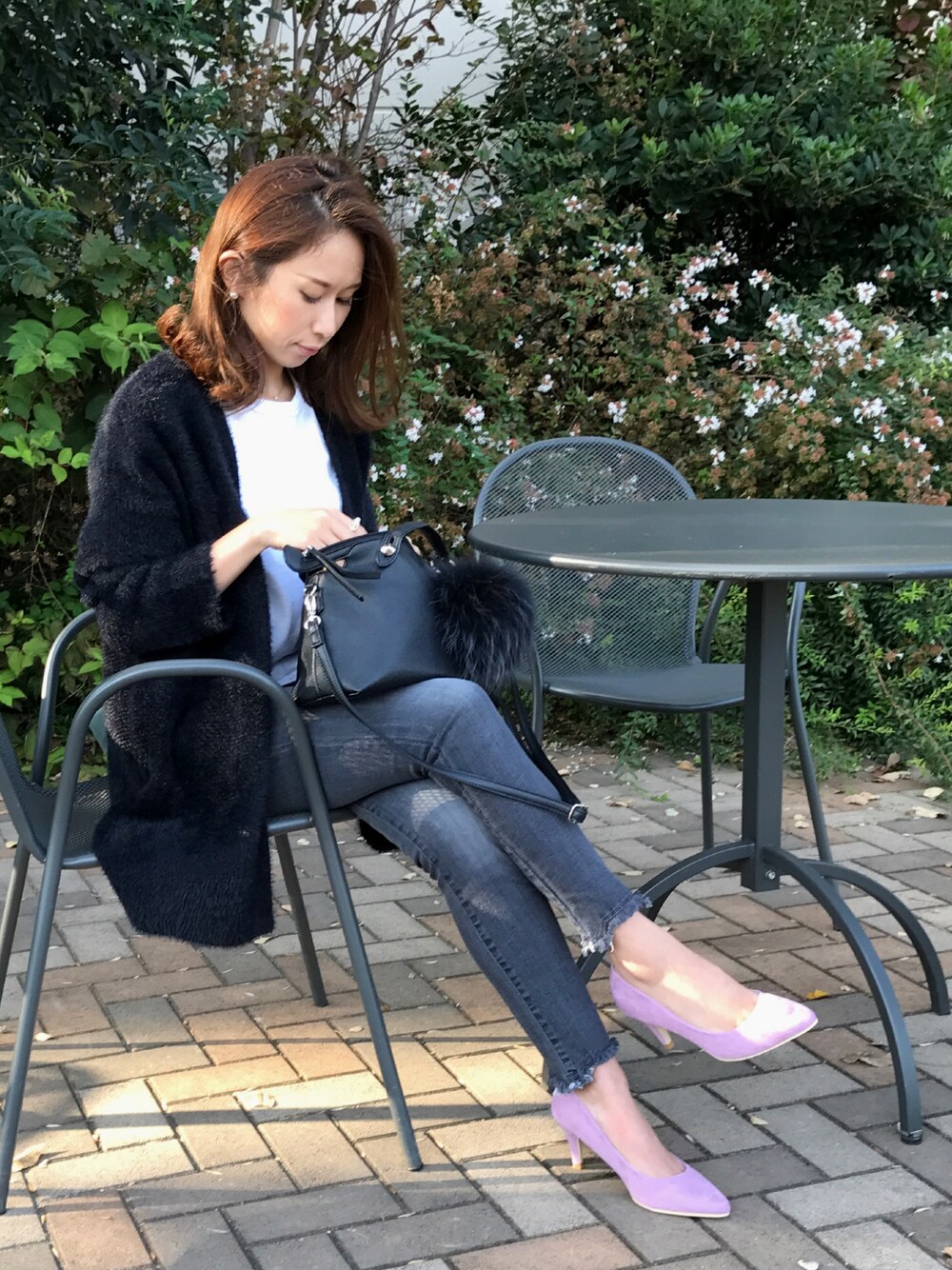「秋のコーデ、大人カジュアル、オトナカジュアル、シンプル、シンプルコーデ、ママコーデ、デニム、GU、モノトーン」｜「Discoat Parisienの裾フリンジスキニーデニム（デニムパンツ、ブラック系）」を使った、yuさん（レディース・153cm）の秋コーディネートの1枚目の写真