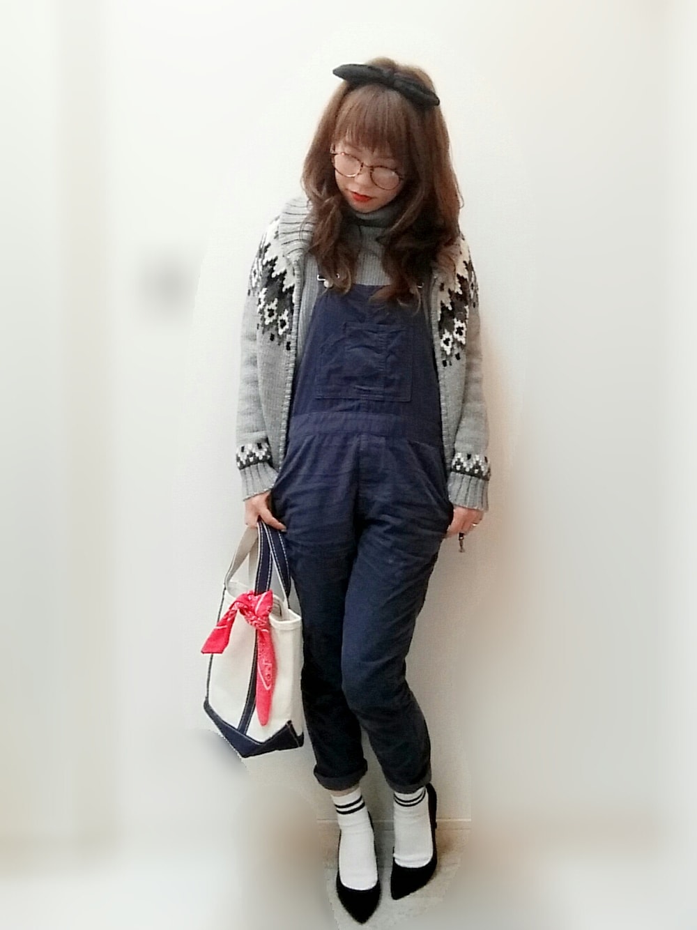 「サロペット同好会、愛はWEARを救うキャンペーン、ネイビー身につけ隊、サロペット、カウチン、ママコーデ、カジュアル、オトナカジュアル、アダルトおカワたん部、outfit」｜「Banner BarrettのノルディックKT CD（ニット/セーター、グレー系）」を使った、maamin♡さん（レディース・156cm）の冬コーディネートの1枚目の写真