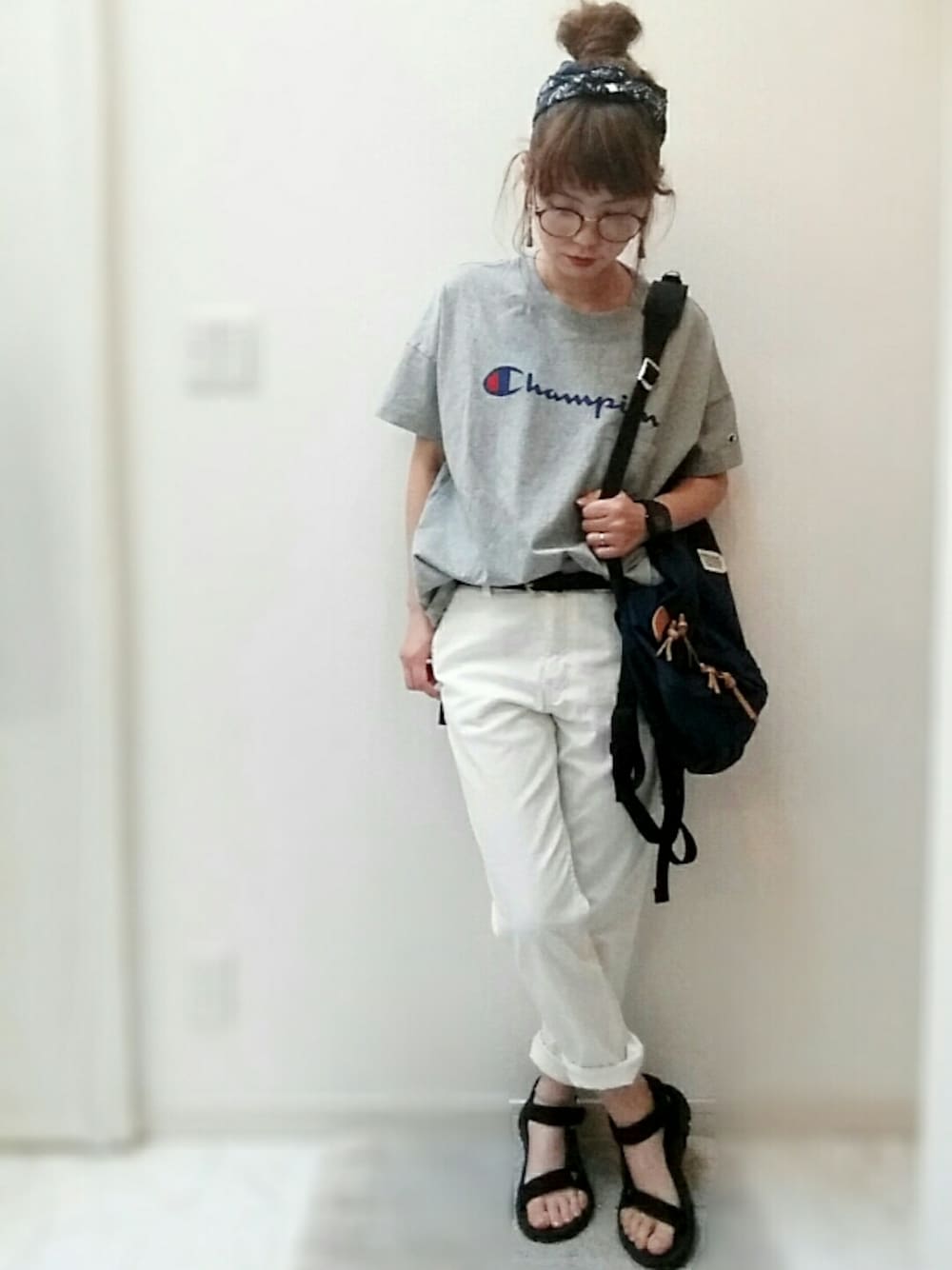 グレー系のTシャツ/カットソー、ホワイト系のデニムパンツ、ブルー系のバックパック/リュックを着用したレディースの夏コーディネートの1枚目の写真