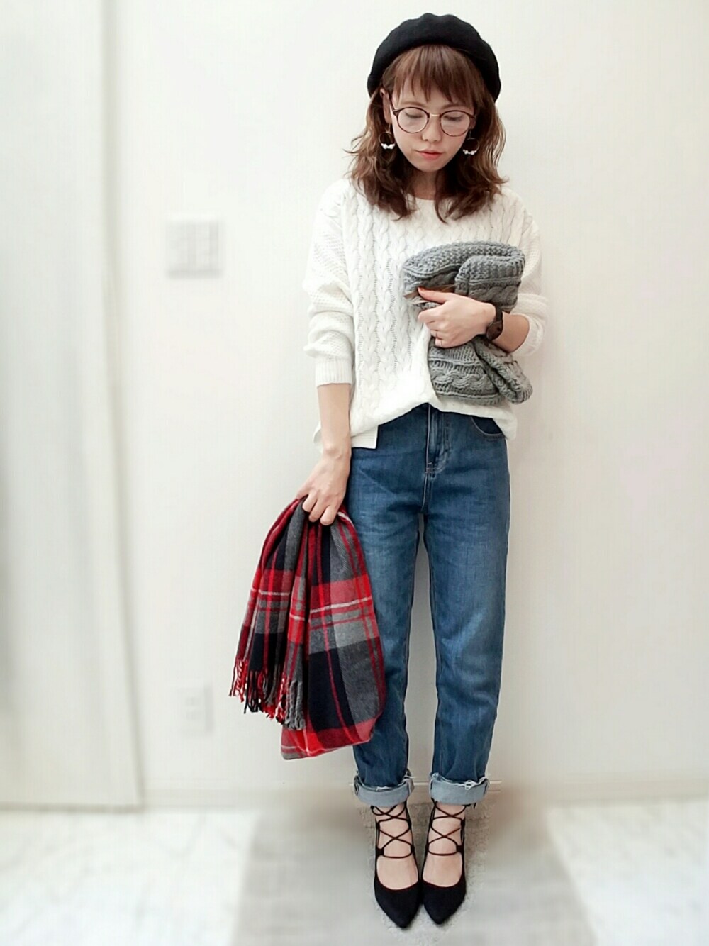「大人カジュアル、カジュアル、ootd、ニット、パンプス、シンプル、レースアップシューズ、デニム、ママコーデ、ベレー帽」｜「E hyphen world galleryのストレートデニムパンツ（デニムパンツ、ブルー系）」を使った、maamin♡さん（レディース・156cm）の秋コーディネートの1枚目の写真