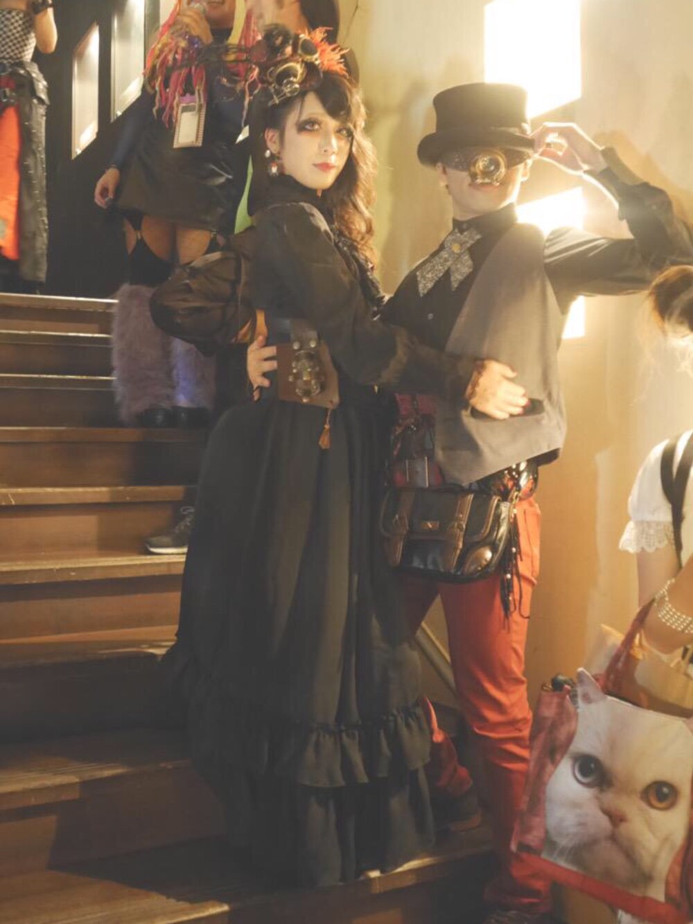 ブラック系のシャツ/ブラウス、ブラック系の帽子を着用したレディースの秋コーディネートの1枚目の写真