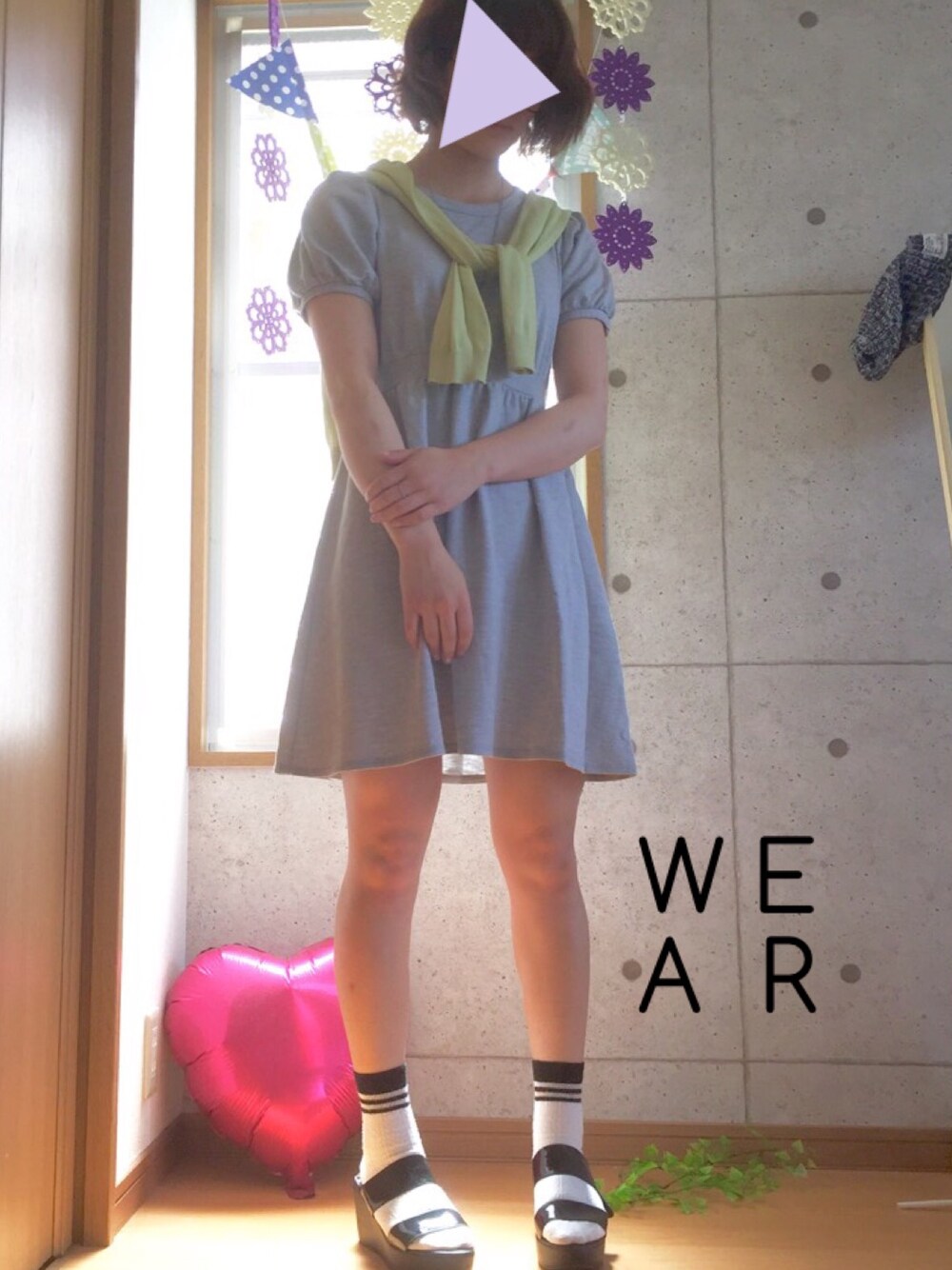 「ワンピース、プロデューサー巻き、ソックス×サンダル、サンダルに靴下、earth music&ecology」｜「earth music&ecologyのミニ裏毛ワンピース（ワンピース、グレー系）」を使った、nanaさん（レディース・160cm）の夏コーディネートの1枚目の写真