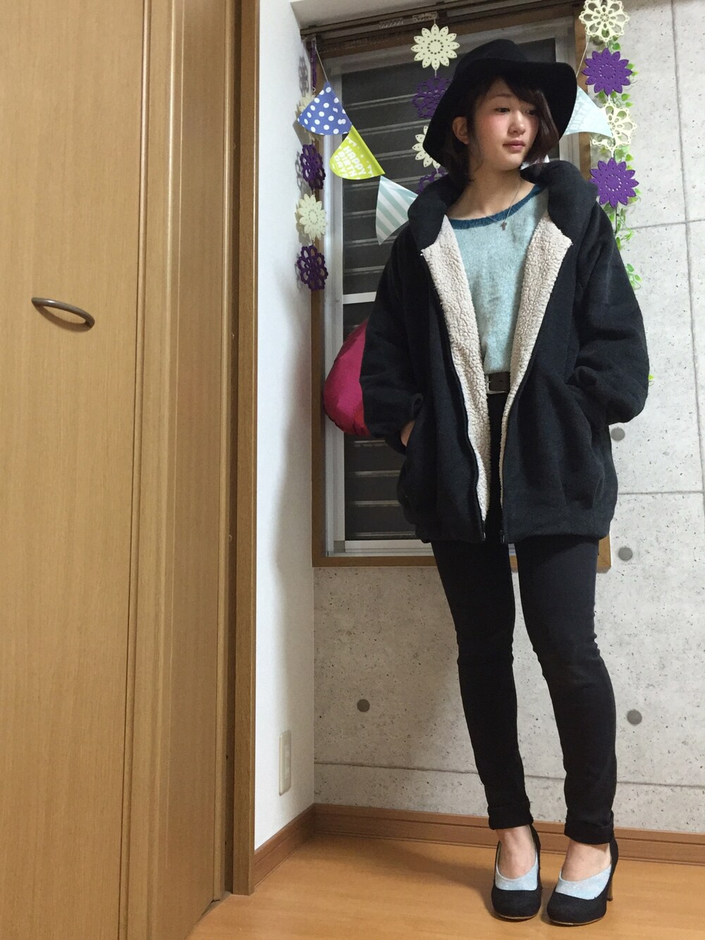 「niko and ...、ハット、Levi's、スキニーデニム、ディナー」｜「Right-onのツバ広ハット（ハット、ブラック系）」を使った、nanaさん（レディース・160cm）の秋コーディネートの1枚目の写真