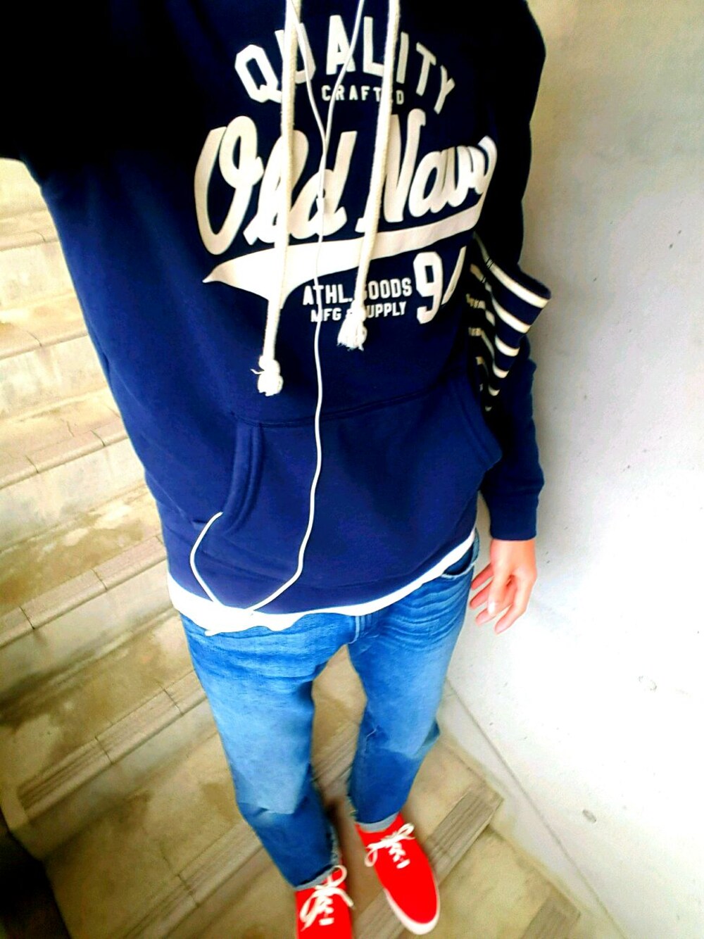 その他のパーカー、ブルー系のデニムパンツ、レッド系のスニーカーを着用したメンズの春コーディネートの1枚目の写真