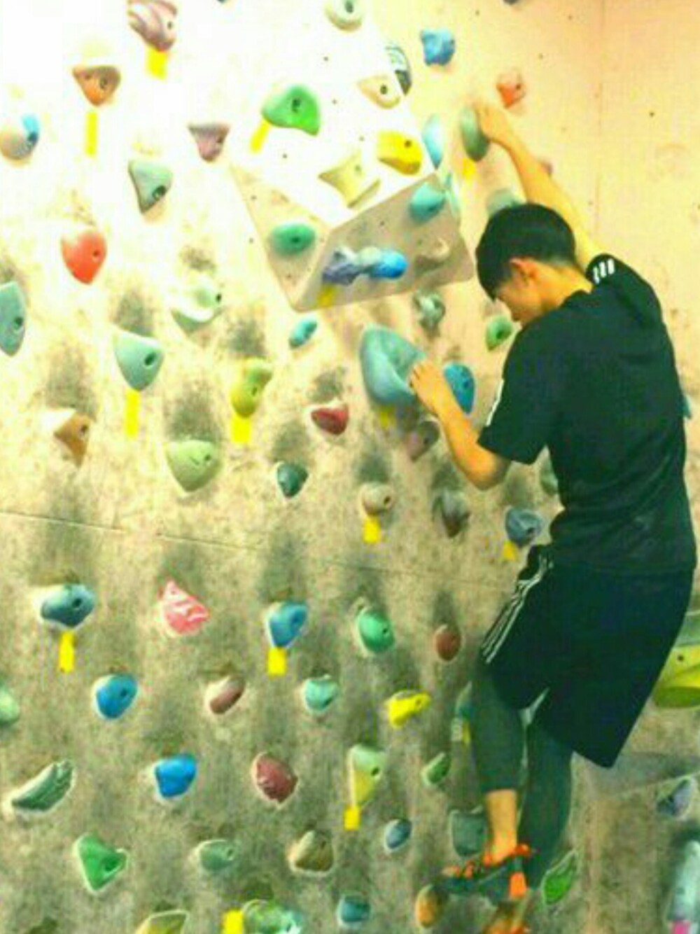 ブラック系のTシャツ/カットソー、ブラック系のパンツを着用したメンズの春コーディネートの1枚目の写真