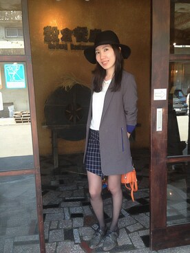 「アイテム（トートバッグ、オレンジ系）」を使った、李踢娜さん（レディース・162cm）の春コーディネート