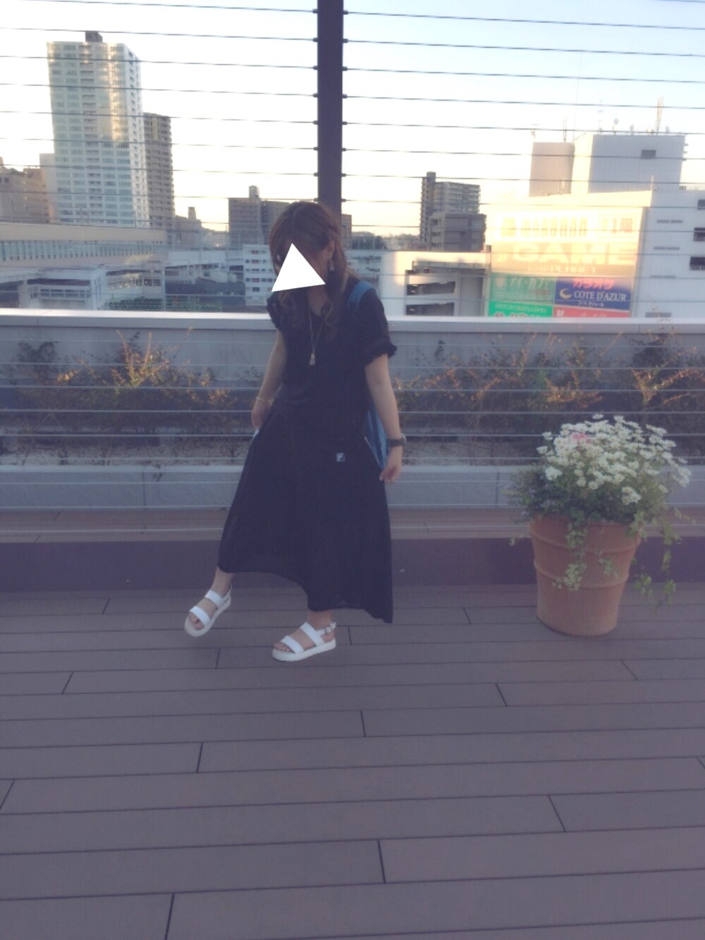 ブラック系のTシャツ/カットソー、ブラック系のスカート、ホワイト系のサンダルを着用したレディースの夏コーディネートの1枚目の写真