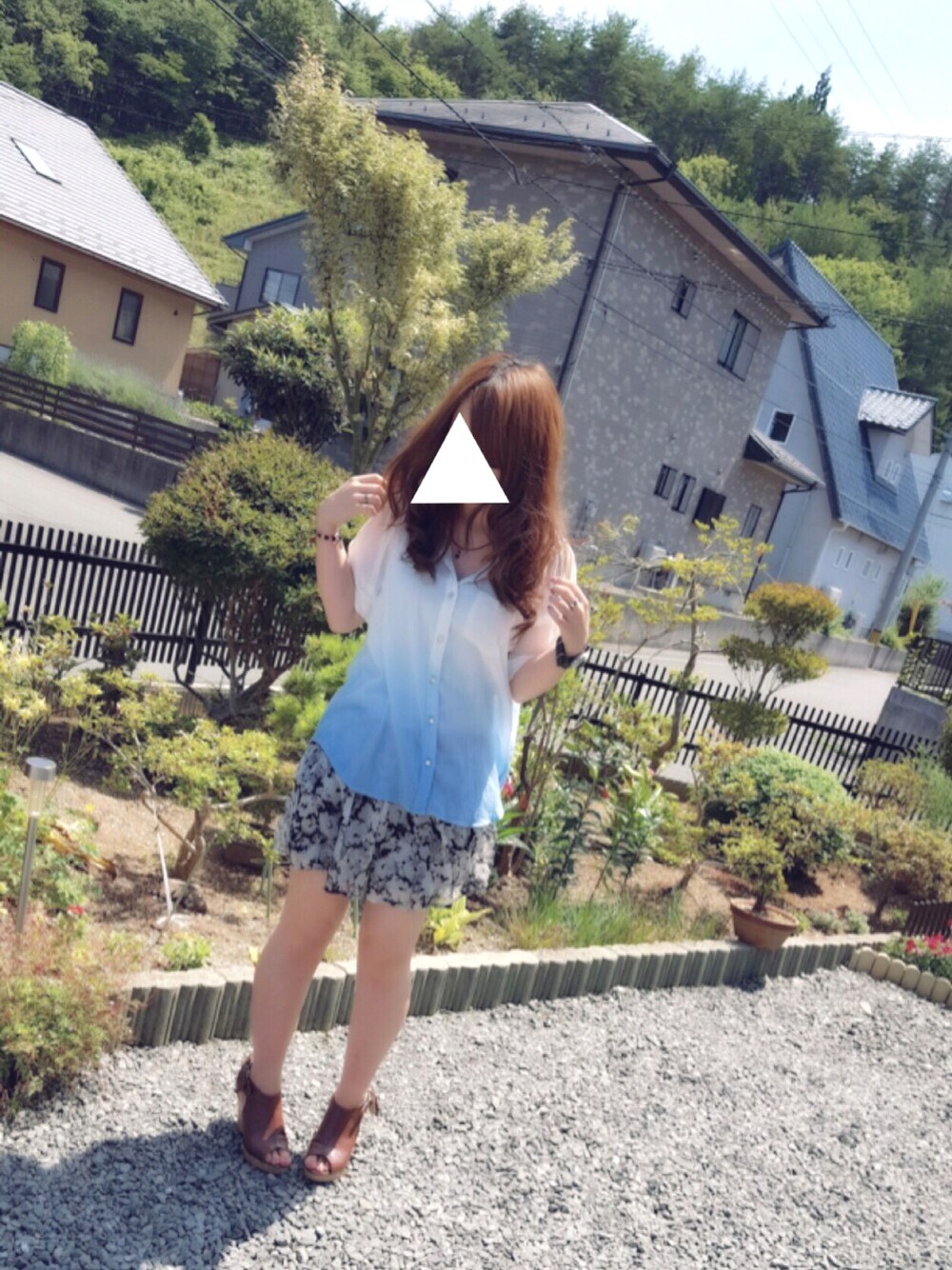ホワイト系のシャツ/ブラウス、ブラック系のスカート、ブラウン系のサンダルを着用したレディースの夏コーディネートの1枚目の写真