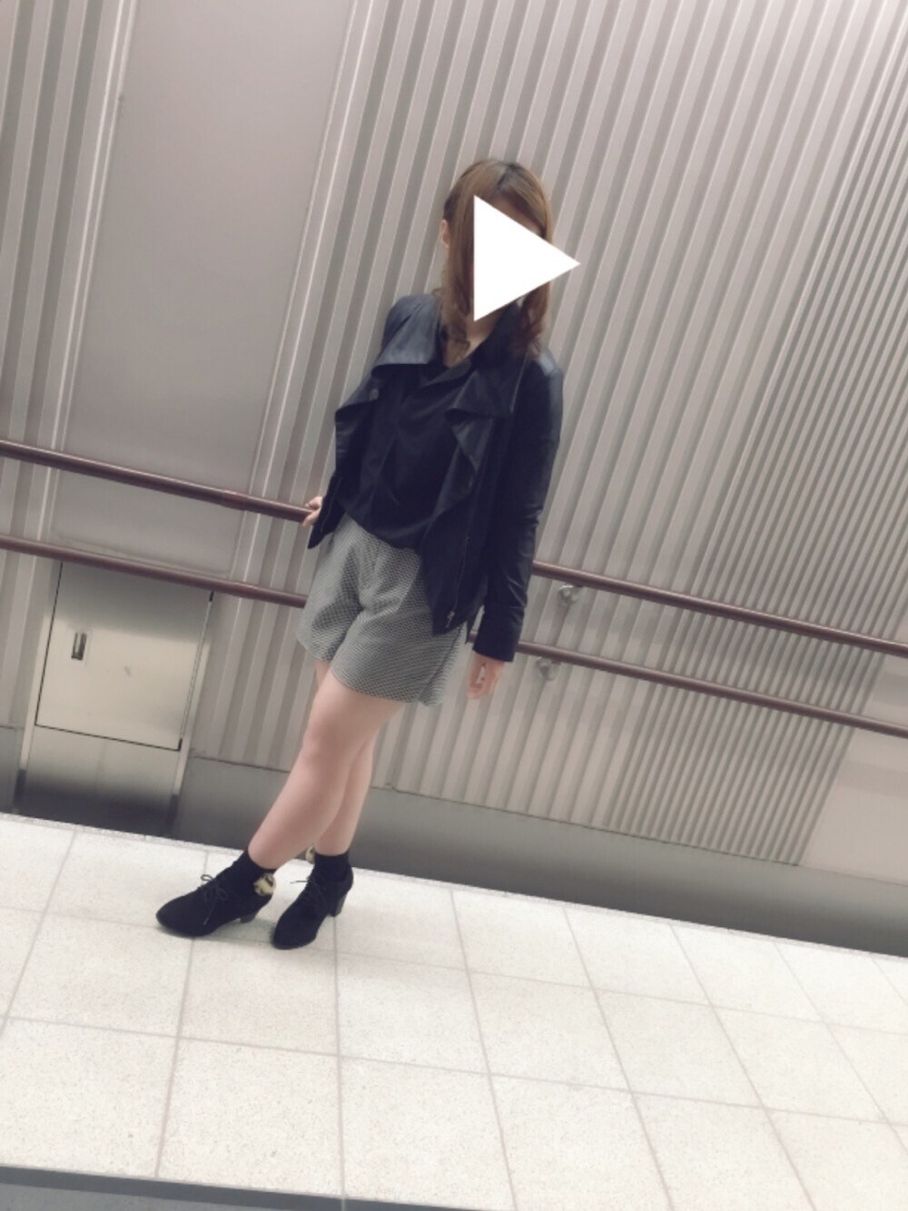 ブラック系のジャケット/アウター、ブラック系のトップス、ブラック系のその他パンツを着用したレディースの秋コーディネートの1枚目の写真