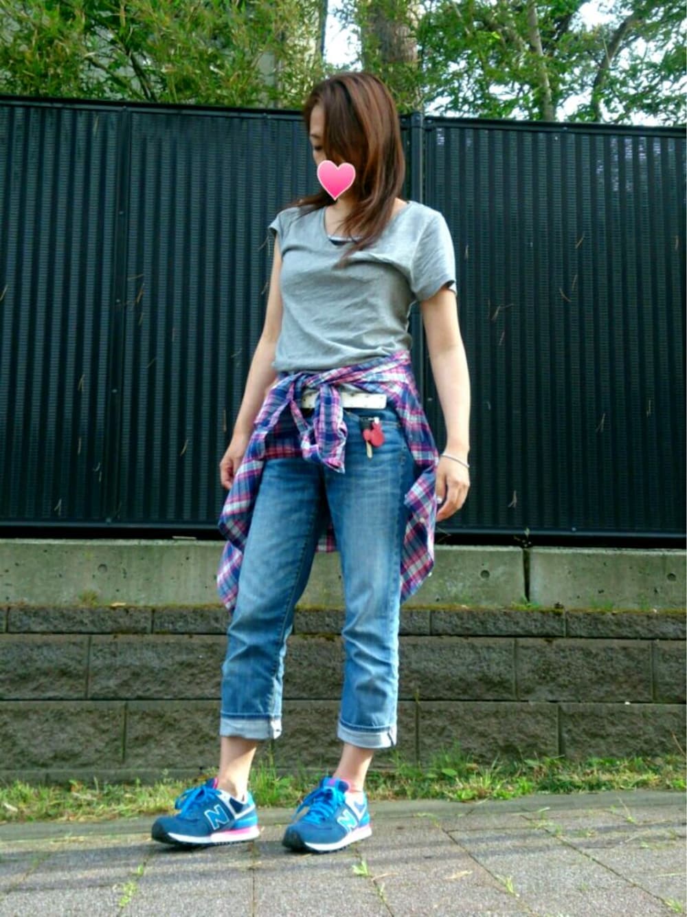 その他のシャツ/ブラウス、ブルー系のスニーカー、グレー系のTシャツ/カットソーを着用したレディースの春コーディネートの1枚目の写真