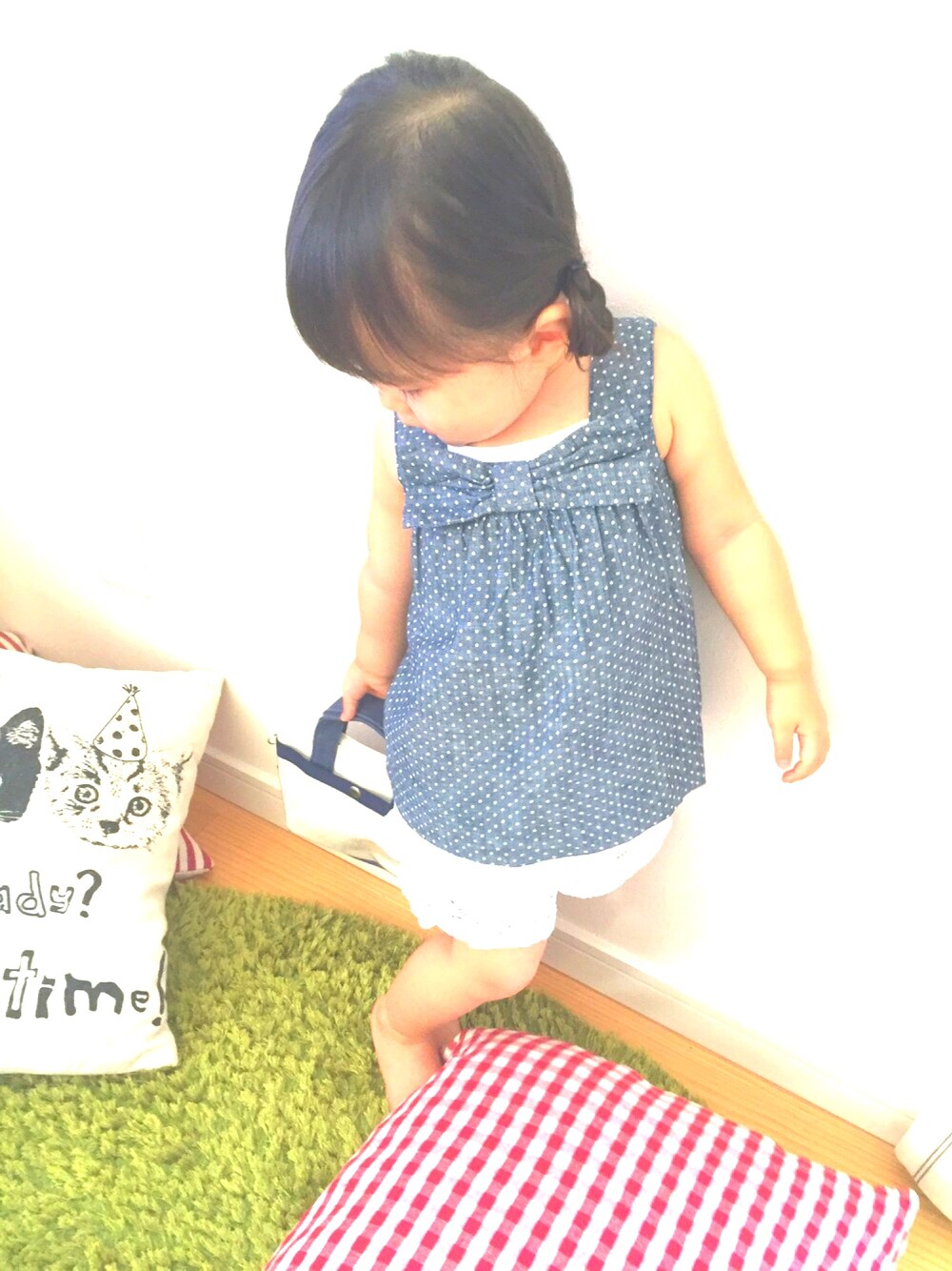 ブルー系のTシャツ/カットソー、ホワイト系のその他パンツ、ブルー系のトートバッグを着用したキッズの夏コーディネートの1枚目の写真