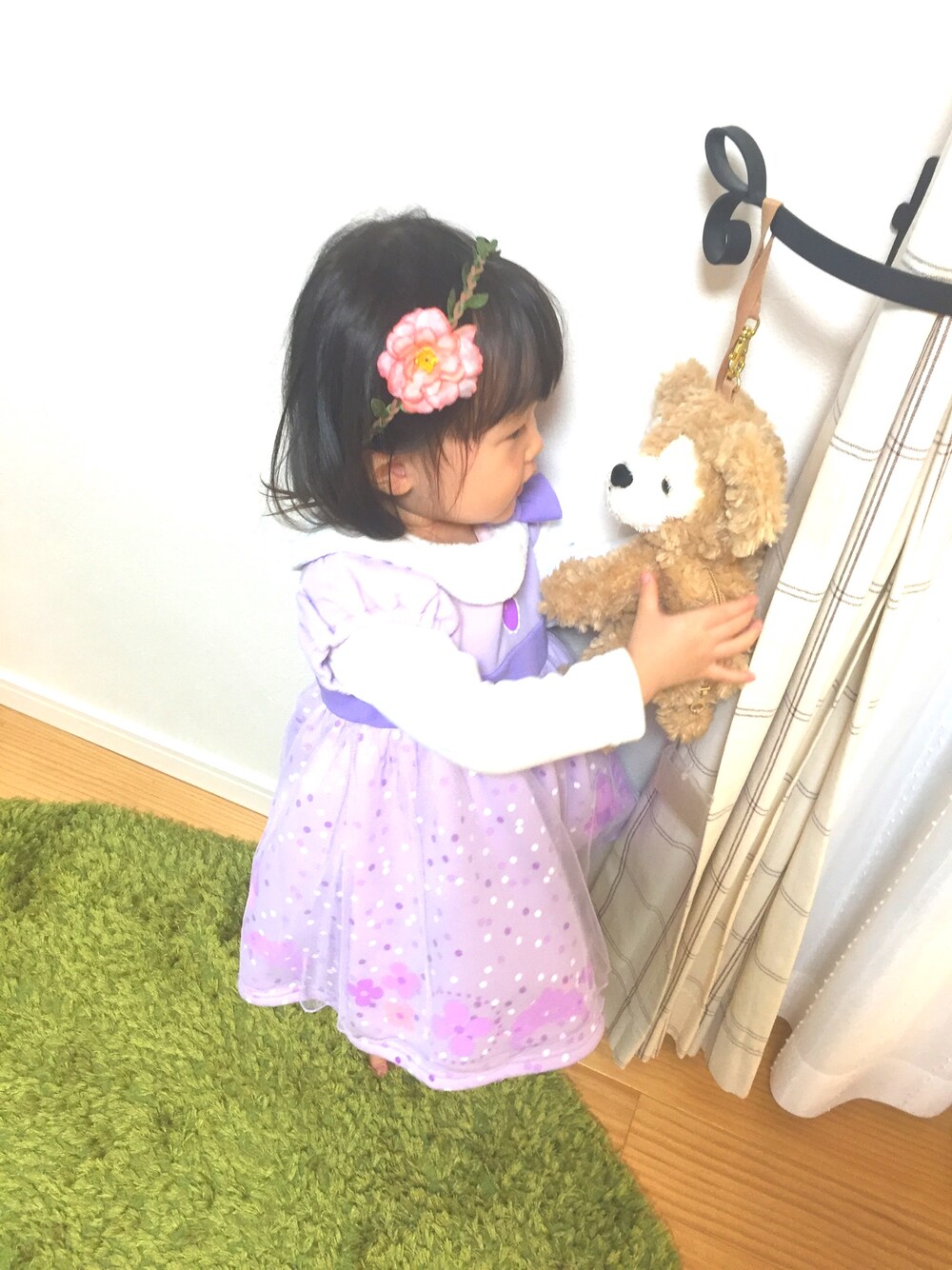 パープル系のドレス、ピンク系のドレスを着用したレディースの秋コーディネートの1枚目の写真