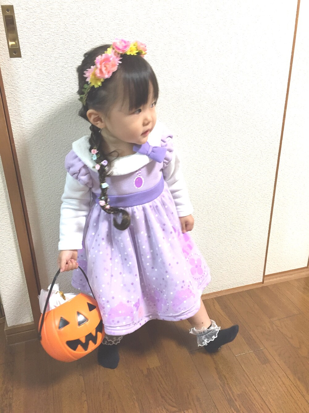 パープル系のワンピース、オレンジ系のバッグ、その他のヘアバンドを着用したレディースの秋コーディネートの1枚目の写真