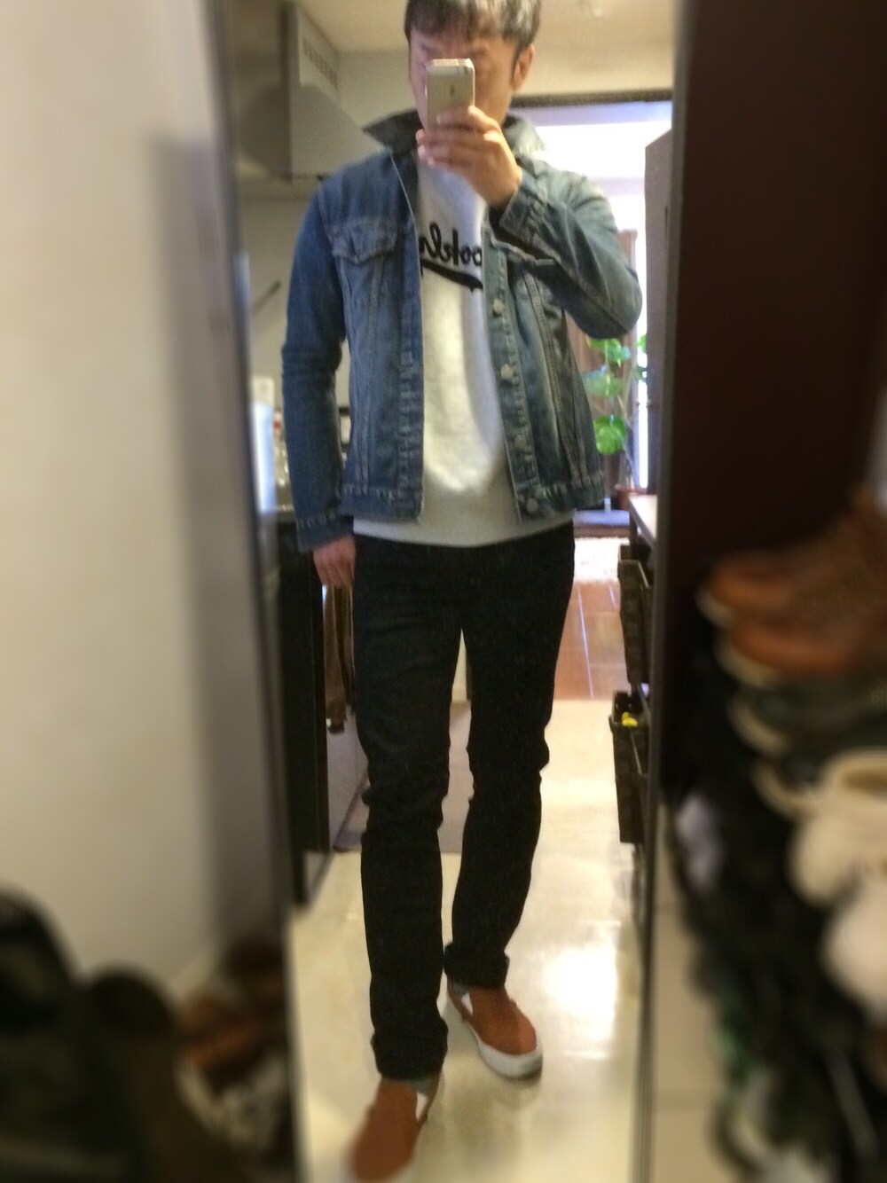 「デニムジャケット、ブラックデニム、デニムオンデニム、ロゴスウェット、VANS、スリッポン」｜「VANSのBARNEYS NEWYORK 別注（スニーカー、オレンジ系）」を使った、かずひさん（メンズ・178cm）の春コーディネートの1枚目の写真