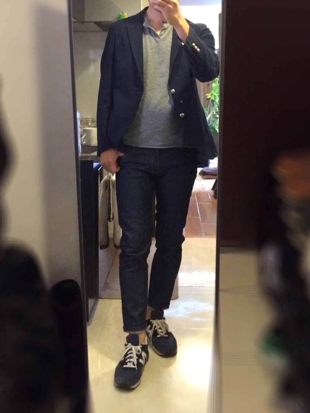 「ネイビー×ネイビー、紺ブレ、リジットデニム、ニューバランス、ロールアップ、無地コーデ、ブレザー、シック」｜「A.P.C.のJEAN ETROIT COURT/DENIM BRUT DELAVE STRETCH（デニムパンツ、ブルー系）」を使った、かずひさん（メンズ・178cm）の秋コーディネートの1枚目の写真