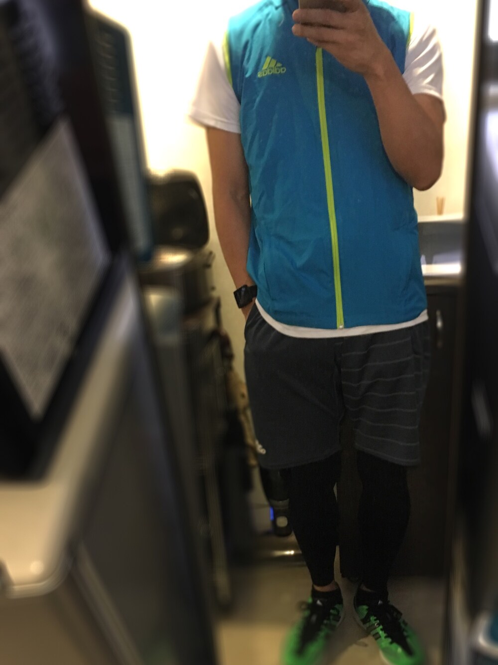 「ランニングスタイル、adidas、ワークアウト」｜「adidasのアイテム（ジャージ、ブルー系）」を使った、かずひさん（メンズ・178cm）の秋コーディネートの1枚目の写真
