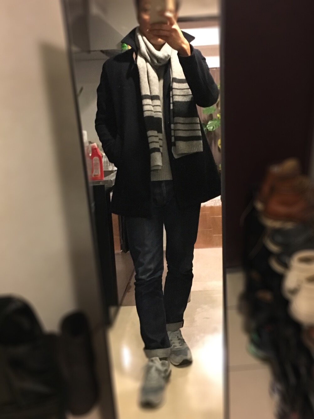 「ステンカラーコート、マフラー、グレー×ネイビー、ニューバランス」｜「A.P.C.のプチスタンダードジーンズ（デニムパンツ）」を使った、かずひさん（メンズ・178cm）の秋コーディネートの1枚目の写真