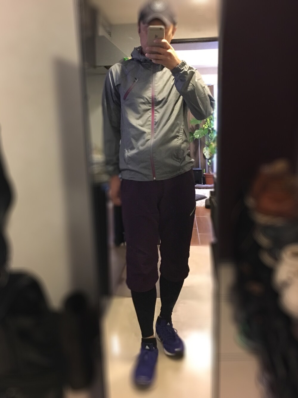 「ランニングスタイル、アディダス」｜「adidasのアイテム（パーカー、グレー系）」を使った、かずひさん（メンズ・178cm）の秋コーディネートの1枚目の写真