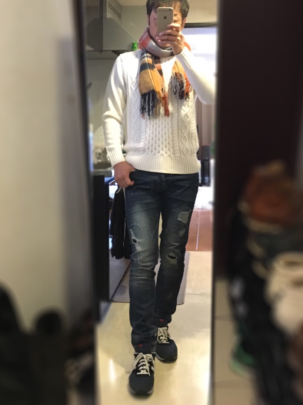 「防寒　、ローゲージニット、タートルネック、ダメージデニムパンツ、チェックストール、ニューバランス、タートル×ストール、休日スタイル」｜「GUの（GU）ケーブルタートルネックセーター（長袖）（トップス、その他）」を使った、かずひさん（メンズ・178cm）の冬コーディネートの1枚目の写真