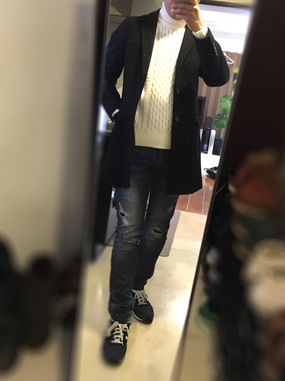 「チェスターコート、ローゲージニット、タートルネック、ダメージデニムパンツ、シンプルコーデ、休日スタイル、ニューバランス」｜「GUの（GU）ケーブルタートルネックセーター（長袖）（トップス、その他）」を使った、かずひさん（メンズ・178cm）の冬コーディネートの1枚目の写真