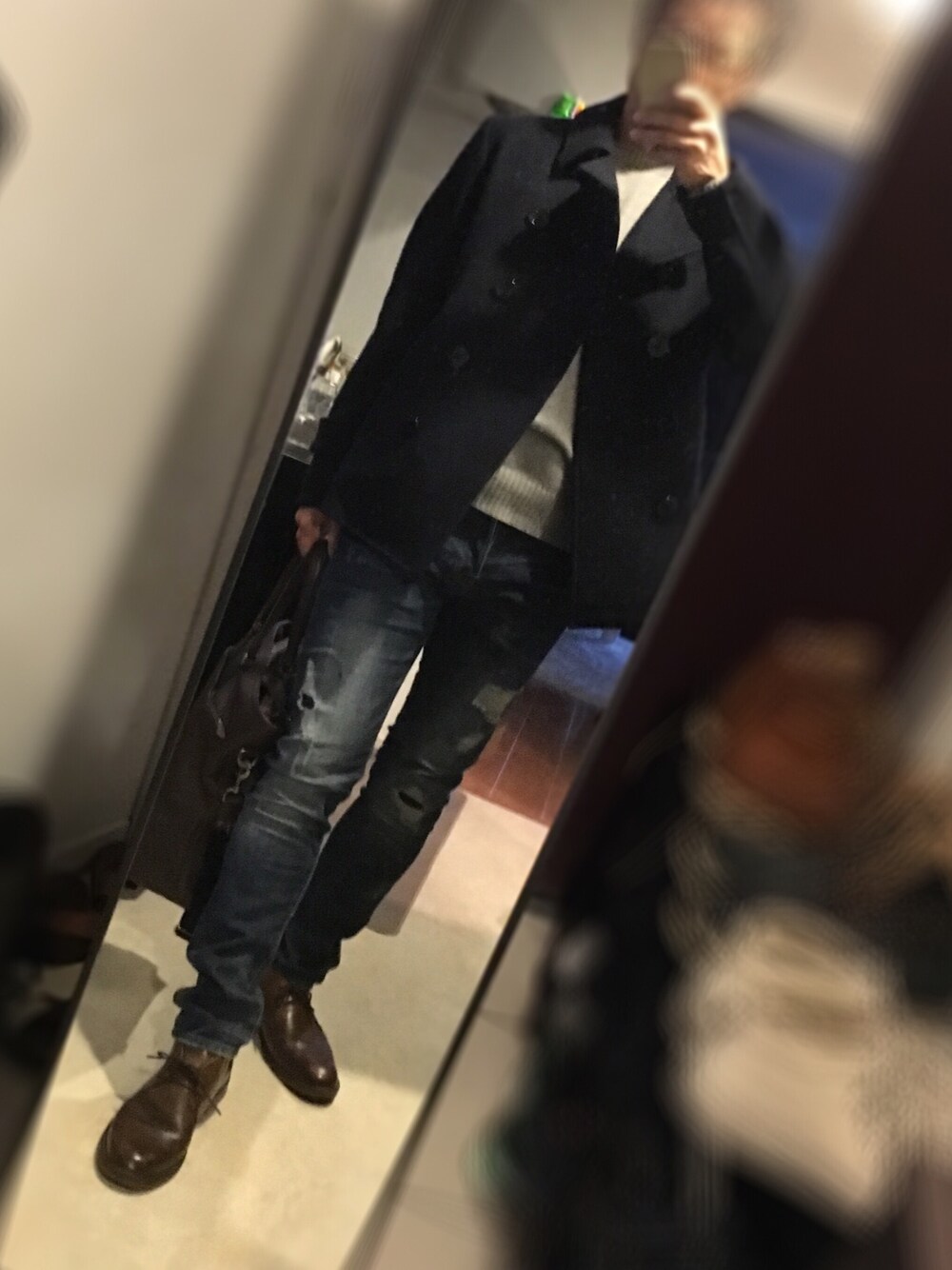 「ダメージデニムパンツ、ピーコート、ネイビー、H&M、ユニクロ、グレーのニット、チャッカーブーツ、コーチのトートバッグ」｜「DenimeのMELTON MIDDLE P COAT（ピーコート、ブルー系）」を使った、かずひさん（メンズ・178cm）の冬コーディネートの1枚目の写真
