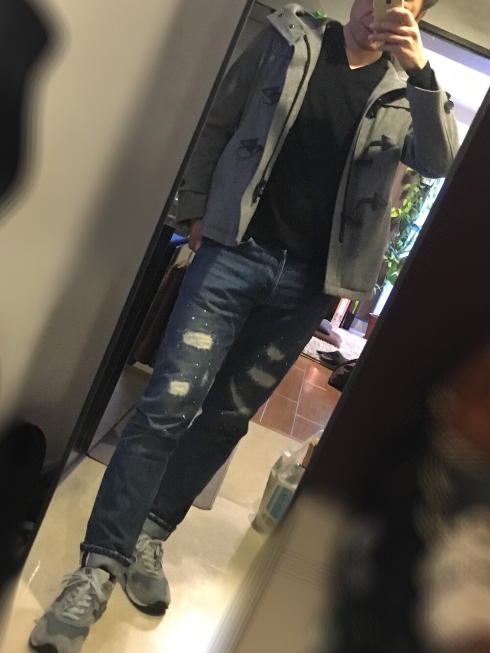 「ダッフルコート、ダメージデニムパンツ、ニューバランス、グレー、Vネックニット、m1400、ブラックニット」｜「BEAUTY&YOUTH UNITED ARROWSのBY ∴ クラフト セルビッチ デニムパンツ（デニムパンツ、ブルー系）」を使った、かずひさん（メンズ・178cm）の冬コーディネートの1枚目の写真