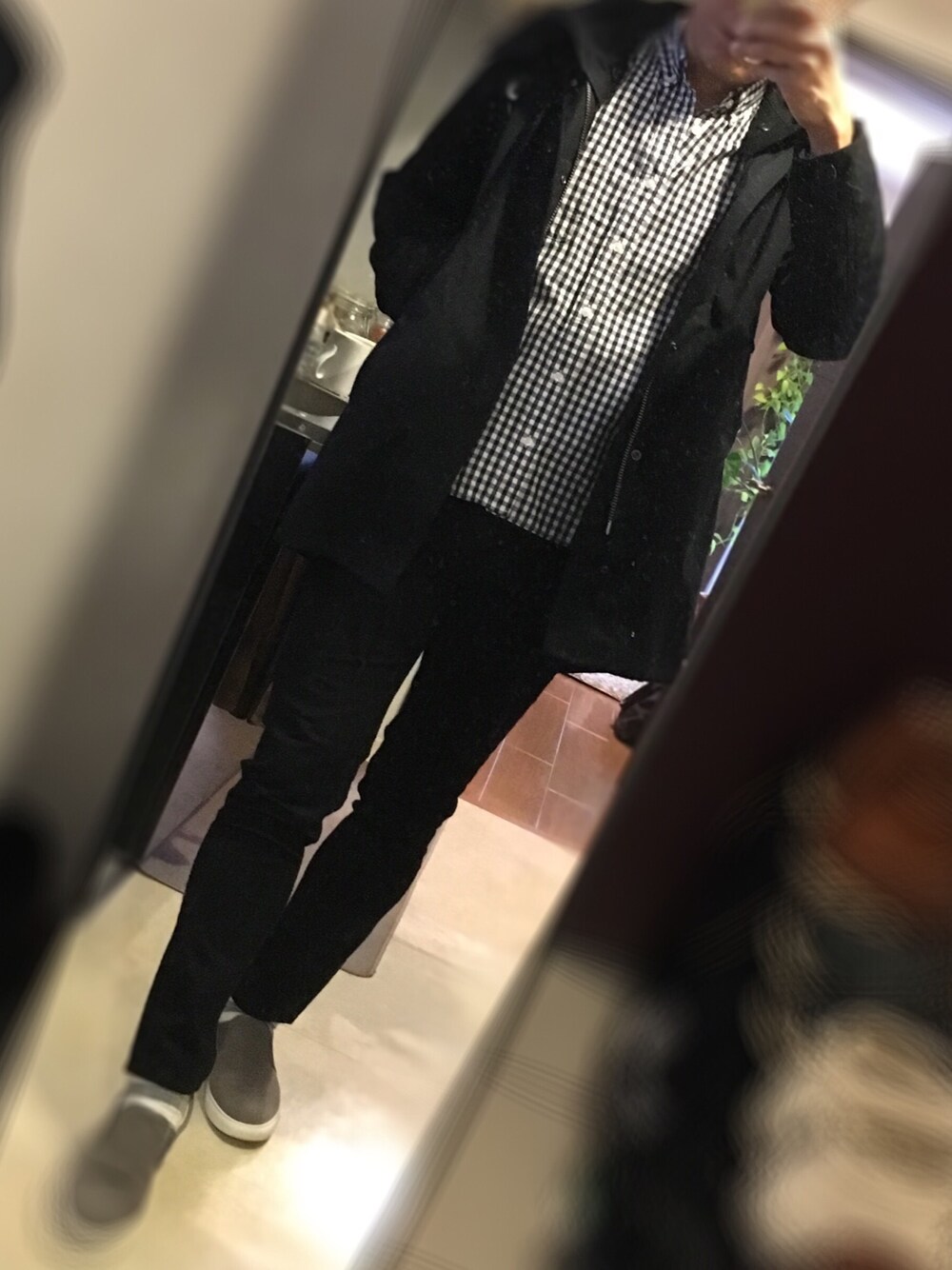 「モノトーン、モッズコート、ブラックデニム、ブラックスキニー、ギンガムチェック、スリッポン、ブラック、SALEで買いました」｜「無印良品のギンガムチェックシャツ（シャツ/ブラウス、ブラック系）」を使った、かずひさん（メンズ・178cm）の冬コーディネートの1枚目の写真