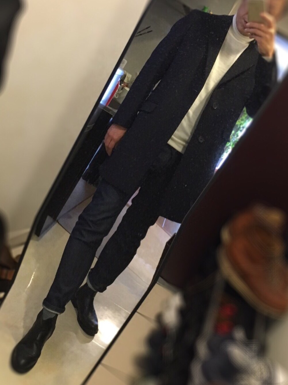 「きれいめカジュアル、シンプルコーデ、大人カジュアル、チェスターコート、タートルネック、ホワイトニット、サイドゴアブーツ、リジッドデニム」｜「無印良品のアイテム（ニット/セーター、ホワイト系）」を使った、かずひさん（メンズ・178cm）の冬コーディネートの1枚目の写真