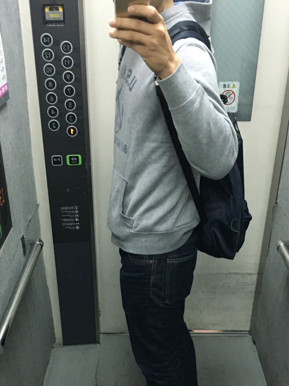 「シンプル、カジュアルコーデ、パーカー、グレーのパーカー、休日スタイル、近所ぶらぶら」｜「NANO universeのNU BACK PACK（バックパック/リュック、ブルー系）」を使った、かずひさん（メンズ・178cm）の春コーディネートの1枚目の写真
