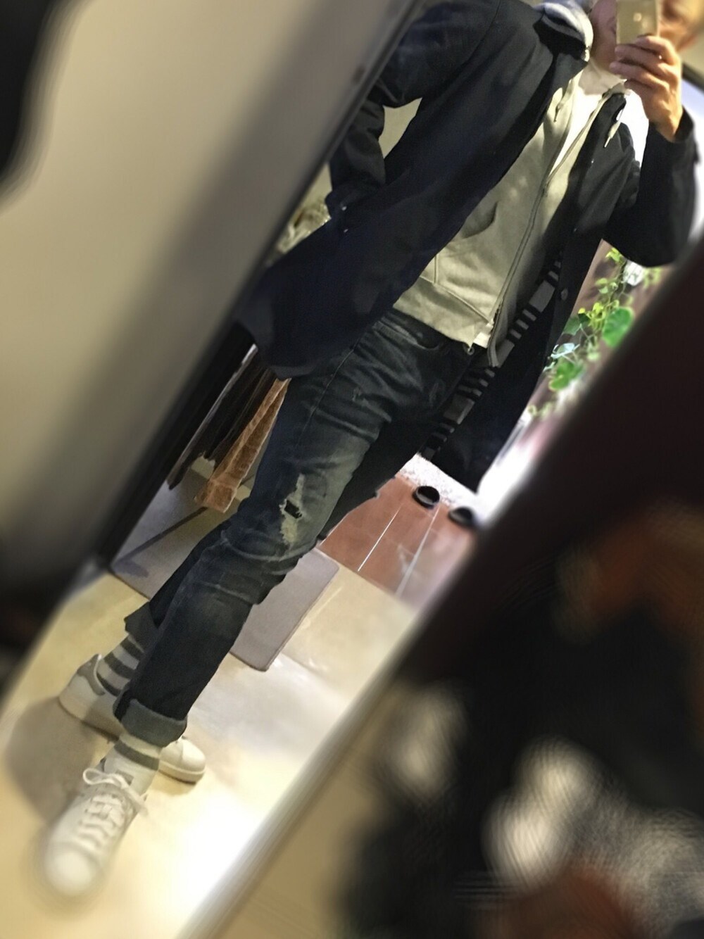 「シンプル、春コーデ、大人カジュアル、スタンスミス、ダメージデニムパンツ、ボーダーソックス、ネイビー×グレー、ロールアップ、グレーのパーカー、ネイビーのコート」｜「green label relaxingのSUPIMA MOCK/N L/S カットソー（Tシャツ/カットソー、ホワイト系）」を使った、かずひさん（メンズ・178cm）の春コーディネートの1枚目の写真