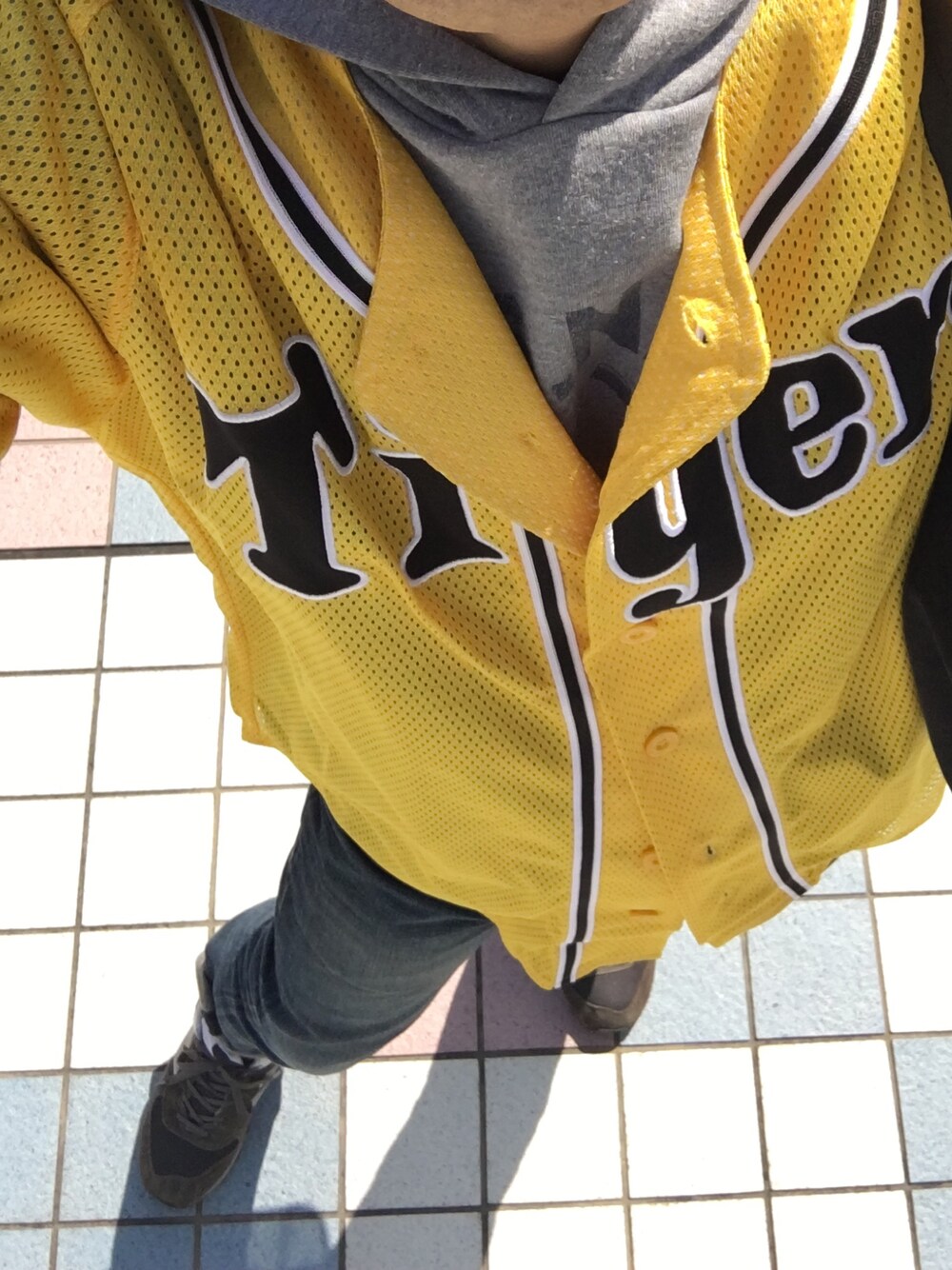 「スポーツミックス、ユニフォーム、タイガース、イエロージャージ」｜「阪神タイガースのアイテム（シャツ/ブラウス、イエロー系）」を使った、かずひさん（メンズ・178cm）の春コーディネートの1枚目の写真