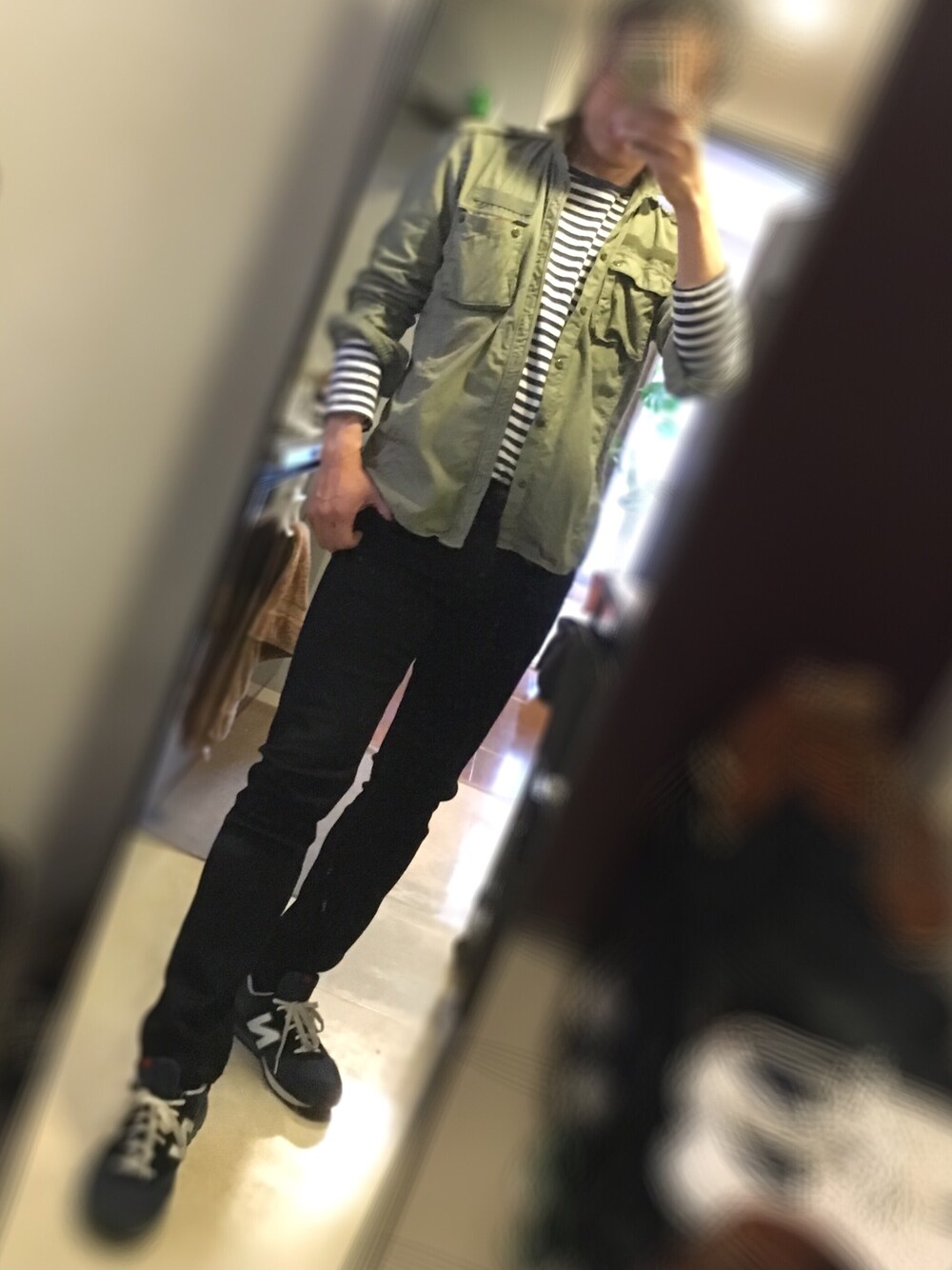 「ブラックデニム、カーキ、カジュアルコーデ、ボーダーTシャツ、ミリタリーシャツ、スキニー、ニューバランス」｜「UNIQLOのMEN セルビッジスリムフィットストレートジーンズ（ストレッチ）00・09・69（パンツ、ブラック系）」を使った、かずひさん（メンズ・178cm）の春コーディネートの1枚目の写真