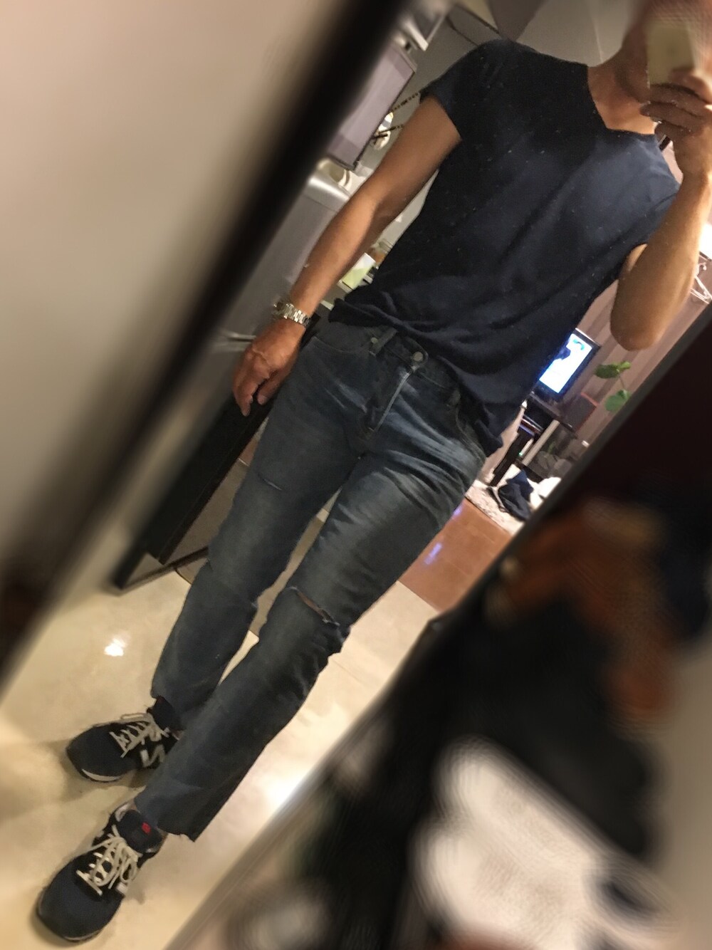 「シンプルコーデ、デニム、カットオフデニム、ダメージデニムパンツ、ネイビーT、ワントーンコーデ、スニーカー、夏、オトナカジュアル」｜「wjk 1 mileのwjk 1mile/ 別注 V Neck Tee SS（Tシャツ/カットソー、ブルー系）」を使った、かずひさん（メンズ・178cm）の春コーディネートの1枚目の写真