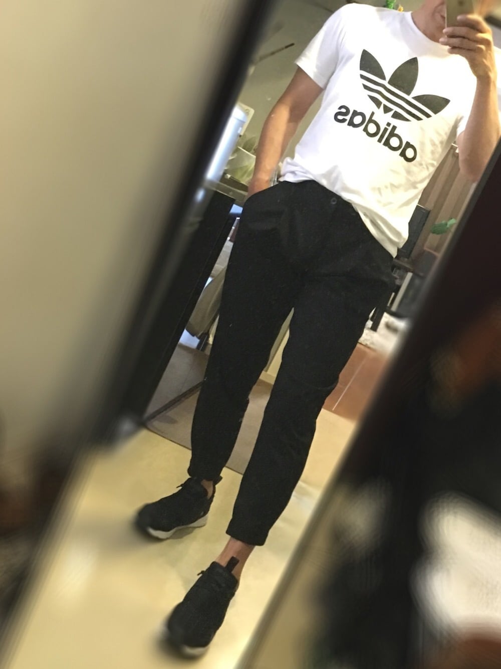 「フューリーライト、リーボック(Reebok)、ビッグロゴ、シンプルコーデ、ジョガーパンツ、モノトーン、アディダス、休日スタイル」｜「UNIQLOのジョガーパンツ ユニクロ（パンツ、ブラック系）」を使った、かずひさん（メンズ・178cm）の春コーディネートの1枚目の写真