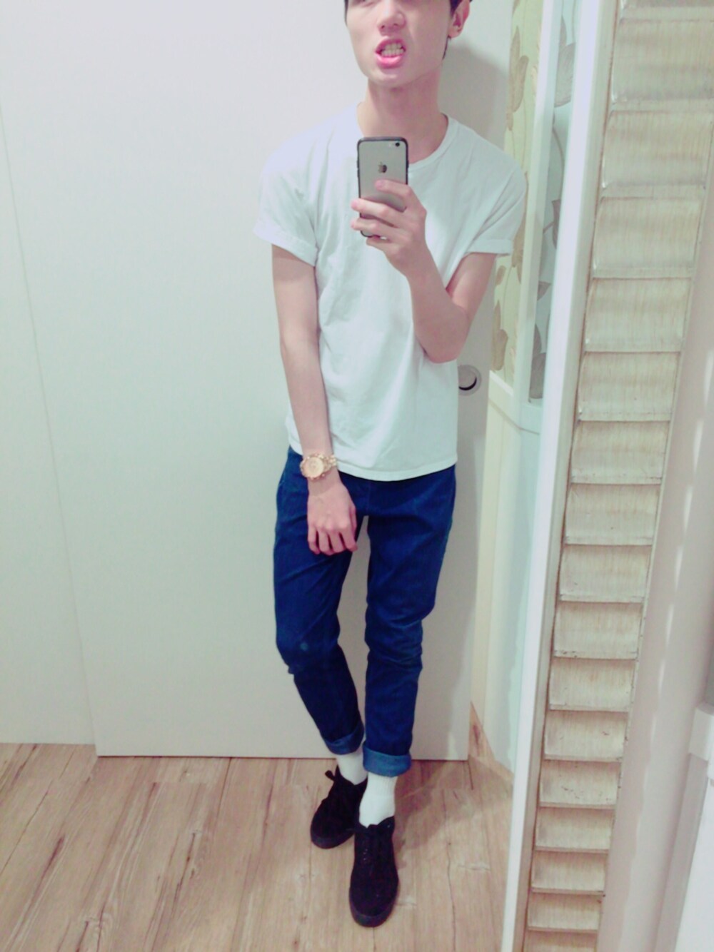 「Levi'sのアイテム（Tシャツ/カットソー、ホワイト系）」を使った、MAYSAN.HTさん（メンズ・172cm）の春コーディネートの1枚目の写真