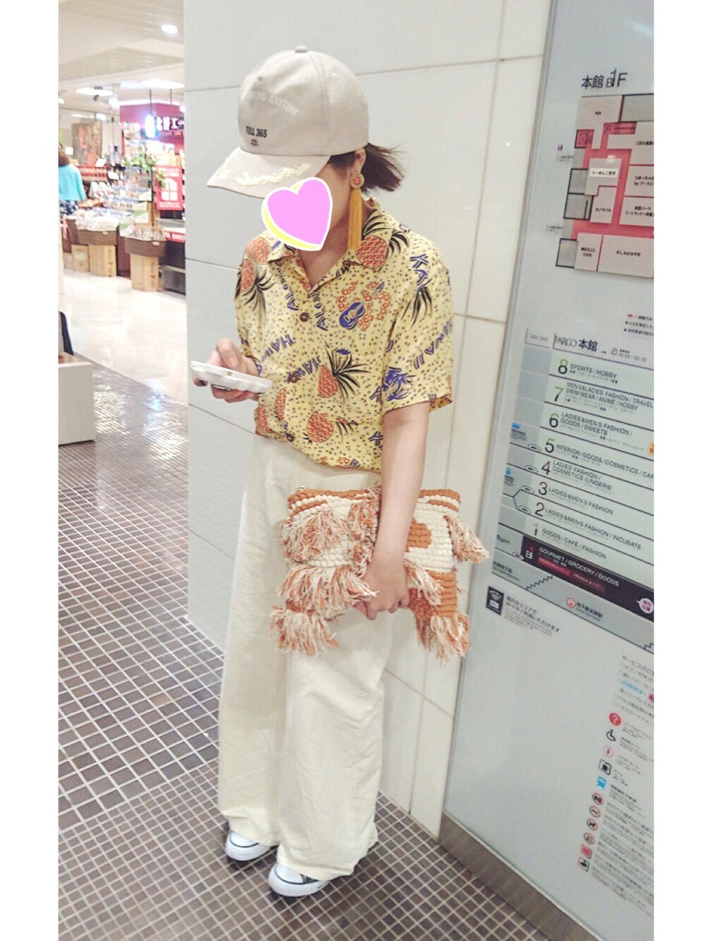 「アロハシャツ、夏、キャップ、フリンジ、クラッチバッグ、ワイドパンツ、コンバース」｜「GUのワイドパンツ（その他パンツ、ホワイト系）」を使った、Ｌlyさん（レディース・150cm）の夏コーディネートの1枚目の写真